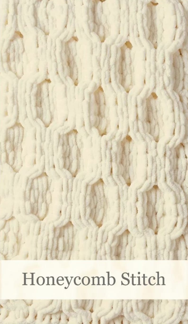 Puede incluir: Primer plano de una tela blanca tejida con un patr&oacute;n de punto de nido de abeja. La tela es suave y esponjosa, y el punto crea una superficie texturizada.