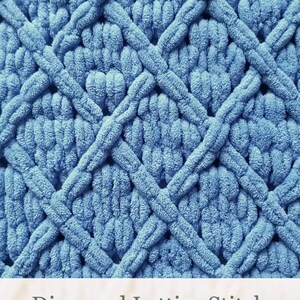 Puede incluir: Primer plano de una tela de crochet azul con un patr&oacute;n de punto de celos&iacute;a de diamante. La tela es suave y esponjosa, y el patr&oacute;n de punto es claramente visible.