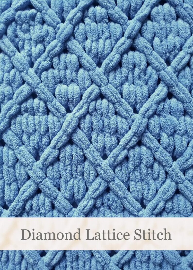 Puede incluir: Primer plano de una tela de crochet azul con un patr&oacute;n de punto de celos&iacute;a de diamante. La tela es suave y esponjosa, y el patr&oacute;n de punto es claramente visible.