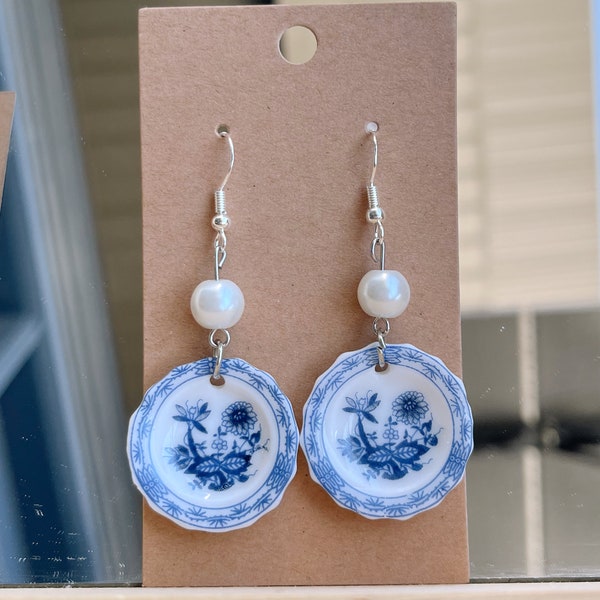 Porcelain plates with pearls earrings