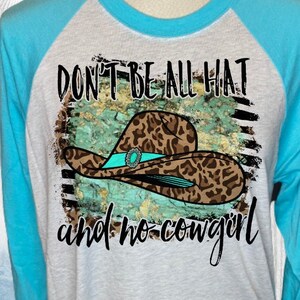 DON&#39;T BE ALL Hat And No Cowgirl Raglan Style Shirt Baseball T-Shirt Women&#39;s Tee Raglan Tee Colored T-Shirt Personalized Shirt Custom Tee