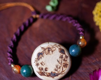 Blumenkranz Holzarmband - Karneol & Moosachat - Brandmalerei - Makrameearmband - liebliches Lindenholz - Waldschmuck - Unikat - Naturschmuck