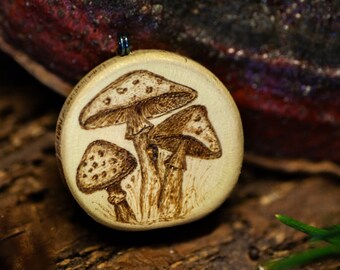 Waldpilze - Pyrographie - Holzamulett - handgearbeitet - Brandmalerei - Handmade Unikat - Naturschmuck - Waldschmuck - magic Mushroom