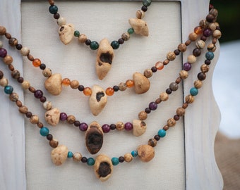 Waldjuwelen Kette - Baumperlen - Makrameekette - Edelsteinperlen - Geschenk des Waldes - Hexenei - längenverstellbar - Naturschmuck - Unikat