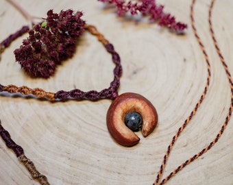 Mondsichel - Avocadokern - Makrameekette - Labradorit - handmade - nachhaltig - Naturschmuck - Unikat - Upcycling - Boho