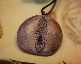 Avocado pendant - Pyrography - Upcycling - Wood burning - Handmade unique piece - Natural jewelry - Tattoo - Branding
