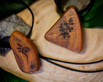 Fliederholz - Kettenanhänger - Pyrographie - Naturschmuck - Holzkette - Waldliebe - Unikat - handmade - Brandmalerei - nachhaltig