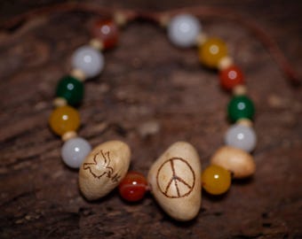 PEACE - Baumperlen - Makrameearmband - Waldjuwelen - Edelsteine - verstellbar - Naturschmuck - Pyrographie - Unikat - Hexenei - Waldliebe