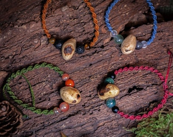 Waldjuwelen - Baumperlen - Edelstein Armband - Makramee - verstellbar - Naturschmuck - Einzelstück - Hexenei - Glücksbringer