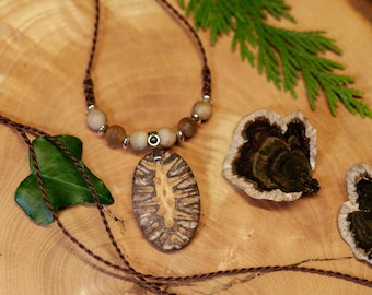 Zapfen Amulett - Riesen-Mammutbaum - Sequoia Amuletum - versteinertes Holz - handmade Unikat - Naturschmuck - Waldzauber - Längenverstellbar