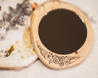 Elfenspiegel - handgefertigt - Apfelbaumholz - Taschenspiegel - Pyrographie - Schutzbeutel - Botanical Print - Unikat