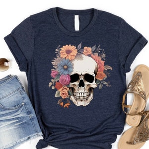 Blüten-Schädel-Shirt, Halloween-Shirt, Blumenschädel Boho-Grafik-T-Shirt, Frauen-Herbst-Shirt, Blumen-Schädel-Skelett-T-Shirt, Skelettblüten