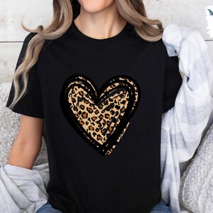 Puede incluir: Camiseta negra con un gran dise&ntilde;o de coraz&oacute;n de estampado de leopardo.