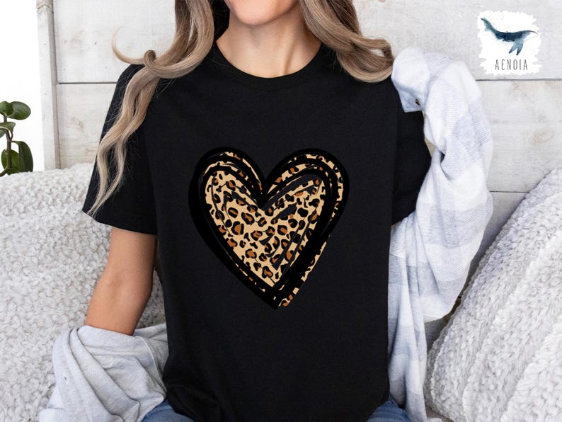 Puede incluir: Camiseta negra con un gran dise&ntilde;o de coraz&oacute;n de estampado de leopardo.