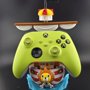 Thousand Sunny Controller Stand – 3D Printed One Piece Holder for Xbox, PS5, Switch Pro – Anime Desk Display – Pirate Ship Dock
