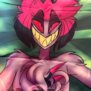 Puede incluir: Una ilustraci&oacute;n vibrante de un personaje con cabello rosado, ojos rojos y una amplia sonrisa con dientes amarillos. El personaje tiene una tez p&uacute;rpura claro y se encuentra sobre un fondo verde y azul. La obra de arte tiene un estilo de dibujos animados.