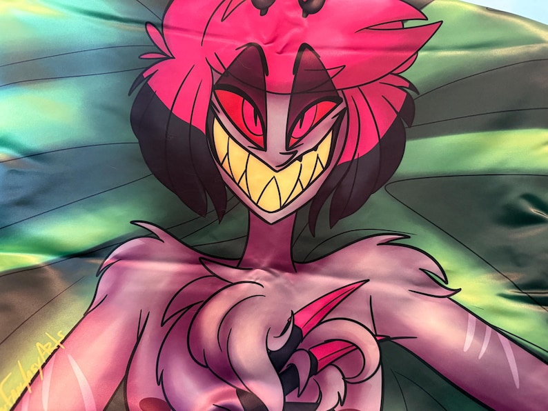 Puede incluir: Una ilustraci&oacute;n vibrante de un personaje con cabello rosado, ojos rojos y una amplia sonrisa con dientes amarillos. El personaje tiene una tez p&uacute;rpura claro y se encuentra sobre un fondo verde y azul. La obra de arte tiene un estilo de dibujos animados.
