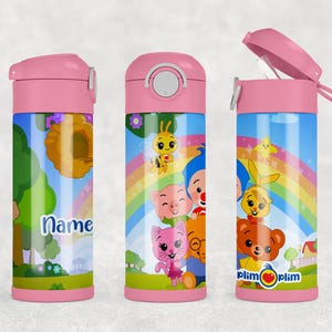 K&ouml;nnte beinhalten: Drei zylindrische Wasserflaschen mit rosa Deckeln und B&ouml;den. Die Flaschen zeigen eine bunte Cartoon-Szene mit einem Regenbogen, einem Bienenstock und verschiedenen Tierfiguren. Eine Flasche zeigt den Text Name und eine das Plim Plim Logo.