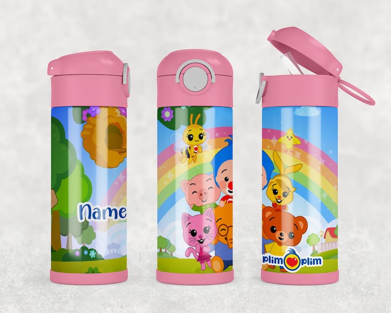 K&ouml;nnte beinhalten: Drei zylindrische Wasserflaschen mit rosa Deckeln und B&ouml;den. Die Flaschen zeigen eine bunte Cartoon-Szene mit einem Regenbogen, einem Bienenstock und verschiedenen Tierfiguren. Eine Flasche zeigt den Text Name und eine das Plim Plim Logo.