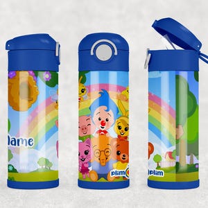K&ouml;nnte beinhalten: Drei blaue Trinkflaschen mit einem Cartoon-Grafikdruck von Plim Plim und Freunden, einem Regenbogen und einer Landschaft. Die Flaschen haben einen blauen Deckel, einen Druckknopfmechanismus und den Aufdruck "Name" und "plim plim".