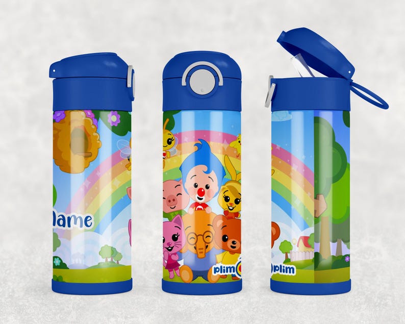 K&ouml;nnte beinhalten: Drei blaue Trinkflaschen mit einem Cartoon-Grafikdruck von Plim Plim und Freunden, einem Regenbogen und einer Landschaft. Die Flaschen haben einen blauen Deckel, einen Druckknopfmechanismus und den Aufdruck "Name" und "plim plim".
