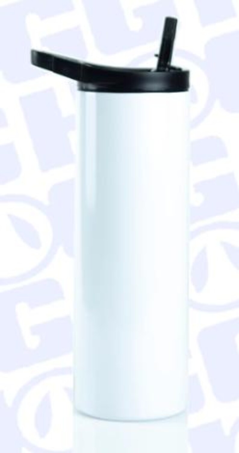 Puede incluir: Una botella de agua blanca, cil&iacute;ndrica, con tapa y pajita negras. La botella est&aacute; hecha de un material liso y reflectante. La tapa tiene un dise&ntilde;o abatible para facilitar el acceso. La botella est&aacute; dise&ntilde;ada para contener l&iacute;quidos.