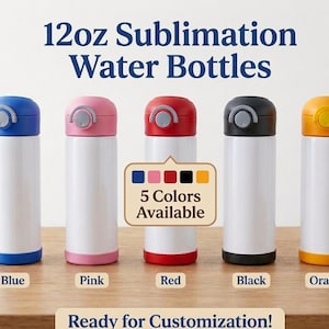 K&ouml;nnte beinhalten: F&uuml;nf 355ml Sublimations-Wasserflaschen mit wei&szlig;em K&ouml;rper und farbigen Deckeln und B&ouml;den in Blau, Pink, Rot, Schwarz und Orange. Der Text lautet 12oz Sublimation Water Bottles, 5 Colors Available und Ready for Customization.