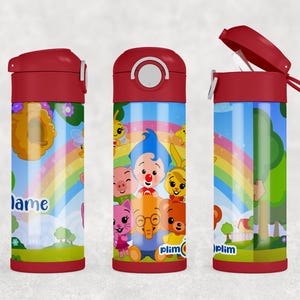 K&ouml;nnte beinhalten: Eine zylindrische Wasserflasche mit rotem Deckel und Boden, die mit einem bunten Grafikdruck von Zeichentrickfiguren, einem Regenbogen und einem Bienenstock versehen ist. Das Design enth&auml;lt den Text "name" und "plim plim" auf der Oberfl&auml;che.