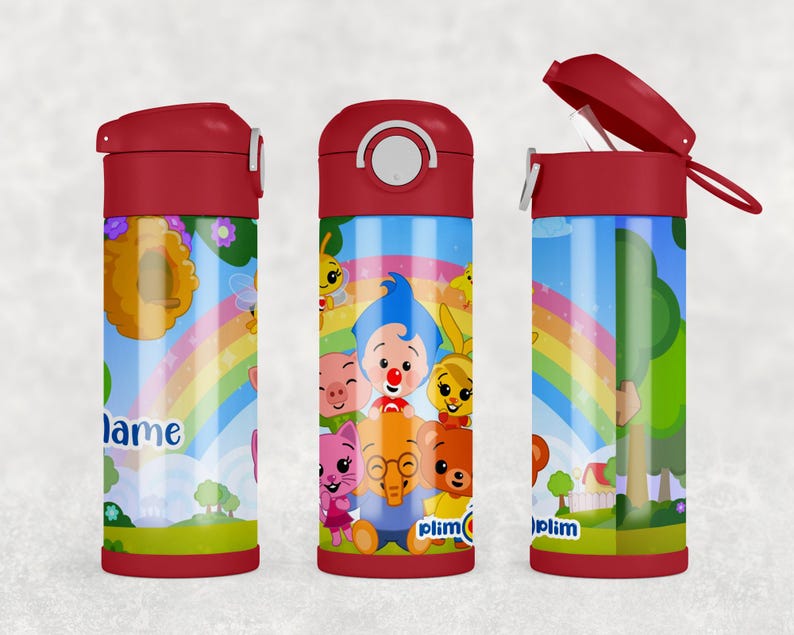 K&ouml;nnte beinhalten: Eine zylindrische Wasserflasche mit rotem Deckel und Boden, die mit einem bunten Grafikdruck von Zeichentrickfiguren, einem Regenbogen und einem Bienenstock versehen ist. Das Design enth&auml;lt den Text "name" und "plim plim" auf der Oberfl&auml;che.