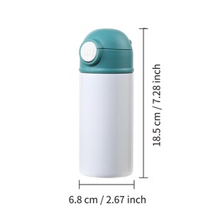 Puede incluir: Una botella de agua aislada blanca y verde azulado con tapa abatible. La botella mide 18,5 cm de alto y 6,8 cm de ancho. La tapa tiene un bot&oacute;n blanco para abrir y cerrar la boquilla.