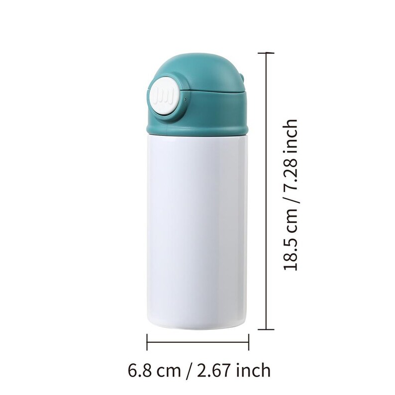 Puede incluir: Una botella de agua aislada blanca y verde azulado con tapa abatible. La botella mide 18,5 cm de alto y 6,8 cm de ancho. La tapa tiene un bot&oacute;n blanco para abrir y cerrar la boquilla.
