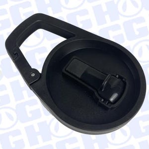 Puede incluir: Una tapa de botella de agua negra con una boquilla abatible incorporada y un mosquet&oacute;n para facilitar el transporte. La tapa est&aacute; hecha de pl&aacute;stico duradero y est&aacute; dise&ntilde;ada para adaptarse a la mayor&iacute;a de las botellas de agua est&aacute;ndar.
