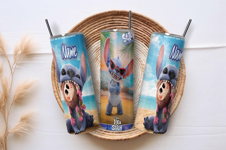 Puede incluir: Tres vasos azules con el personaje Stitch de Lilo & Stitch. Un vaso muestra a Stitch con gafas de sol, mientras que los otros representan a Stitch con un coco. Cada vaso tiene una pajita negra y la palabra "Name". Los vasos est&aacute;n sobre una bandeja tejida.