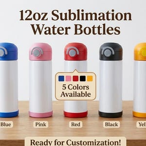 Puede incluir: Cinco botellas de agua de sublimaci&oacute;n de 355 ml en azul, rosa, rojo, negro y amarillo. Cada botella tiene un cuerpo blanco y una tapa y base de color. La imagen incluye el texto "12oz Sublimation Water Bottles".