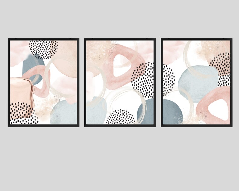 K&ouml;nnte beinhalten: Drei abstrakte Kunstdrucke mit wei&szlig;em Hintergrund und einem Mix aus rosa, blauen und beigen Formen und schwarzen Punkten.