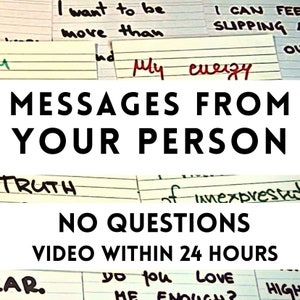 Może przedstawiać: Kolaż ręcznie napisanych notatek na papierze w linie z tekstem "MESSAGES FROM YOUR PERSON" w pogrubionych czarnych literach. Notatki zawierają takie zwroty jak "Chcę być więcej niż", "Moja energia", "PRAWDA", "ŻADNE PYTANIA", "WIDEO W CIĄGU 24 GODZIN", "Czy kochasz mnie wystarczająco?" i "WYSOKO".