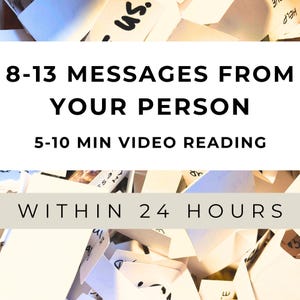 Könnte beinhalten: Eine Collage aus weißen Papierschnipseln mit dem Text "8-13 MESSAGES FROM YOUR PERSON 5-10 MIN VIDEO READING WITHIN 24 HOURS" auf einem hellbraunen Hintergrund.