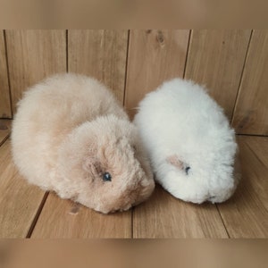 Adorno de conejillo de indias hecho con 100% lana de alpaca