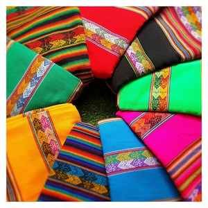 Peut inclure: Une collection de bandes de tissu tissé colorées avec des motifs géométriques. Le tissu est disposé en cercle, les extrémités de chaque bande se chevauchant.
