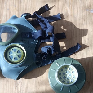 Máscara de gas MC.1, de fabricación yugoslava, en bolso bandolera original (Lični komplet za zaštitu građana) con kit de descontaminación y otros equipos de protección