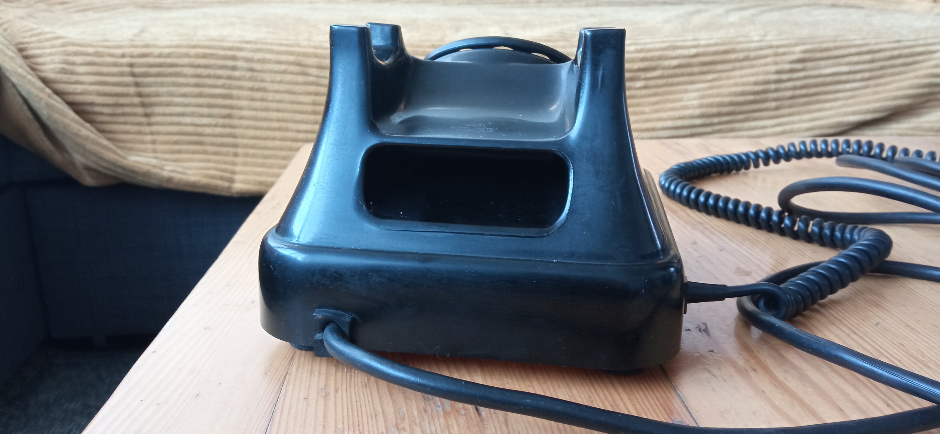 Téléphone Vintage Bakélite Noir à Cadran – Marque Iskra ATA 1, Yougoslavie Années 60 – Pièce De Collection