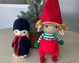 Handgemaakt gehaakt kerstelfje. Kerstdecoratie of -cadeau. Kerstversiering.