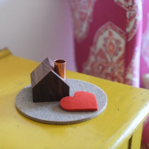 Juego de candelabros de nogal Little Love Shack, hechos a mano y personalizables.