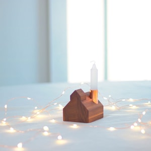 Einzigartiger Weihnachtsdorf Kerzenständer aus recyceltem Holz für Schulhaus Dekoration