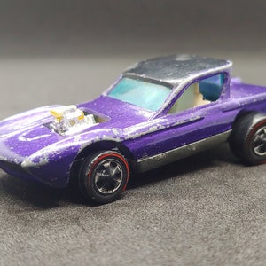 Puede incluir: Un juego de tres tazas de cerámica con un acabado mate moteado. Las tazas son en tonos crema, gris claro y gris oscuro. Cada taza tiene un diseño simple y minimalista, ideal para café o té.