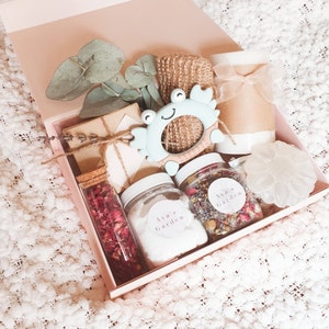 Mordedor de género neutro posparto, caja de regalo de cuidado personal personalizada para nuevas mamás con exfoliante, manteca corporal, sal de baño, té de hierbas y vela