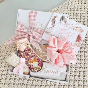 30th Birthday Personalised Gift including Face Wash and Flute Glass, Vanilla Candle, Exfoliator, Bath Blend & Large Scrunchie