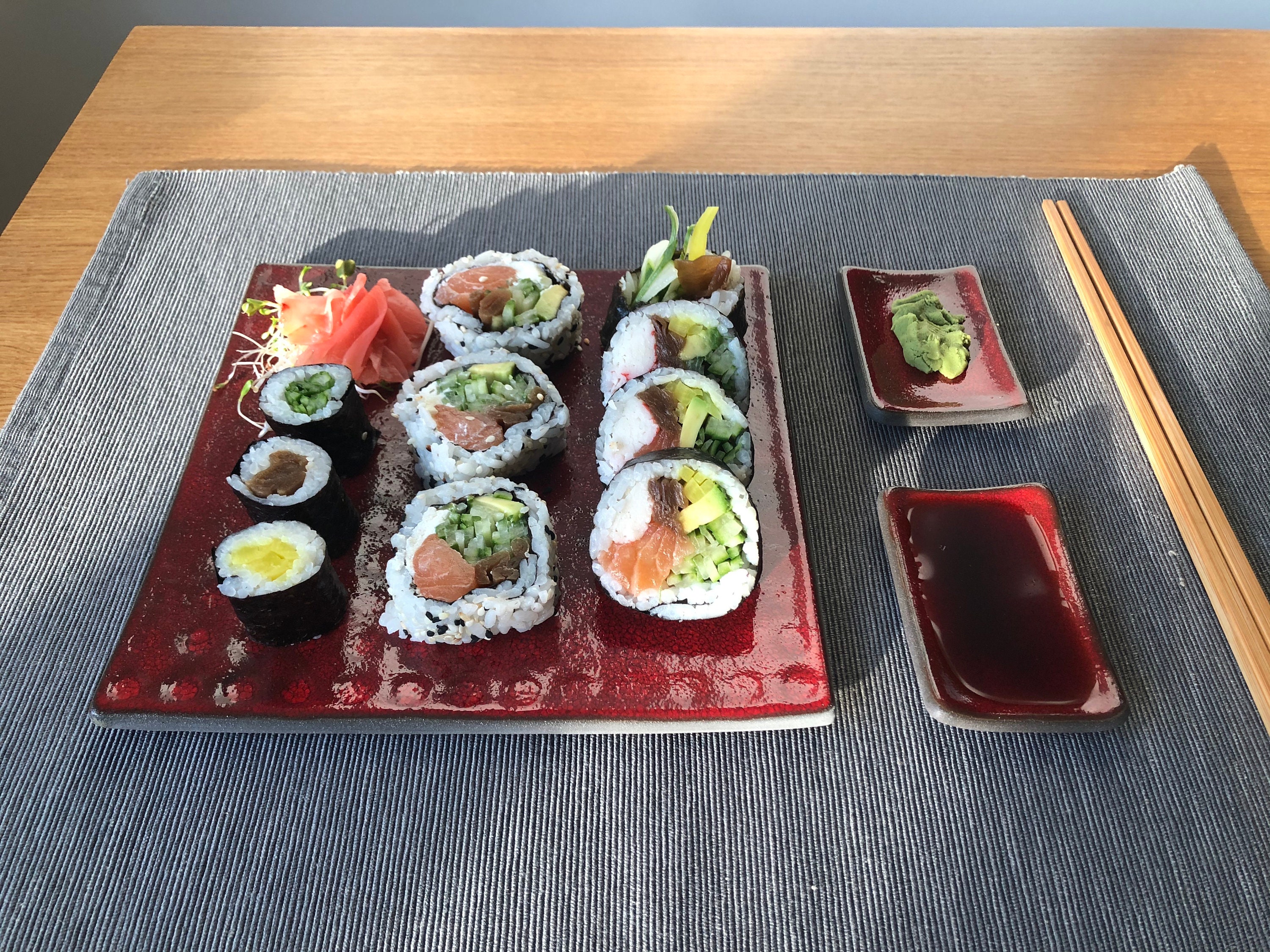 Ensemble de Sushi Rouge, 3 Éléments, Céramique Faite à La Main, Une Grande Plaque et Deux Petits, Gl