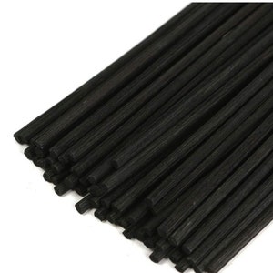 Puede incluir: Un paquete de varillas difusoras negras. Las varillas están hechas de madera natural y están diseñadas para absorber y difundir aceites esenciales.