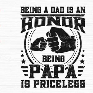 K&ouml;nnte beinhalten: Schwarzwei&szlig;es Grafikdesign mit dem Text "Ein Vater zu sein ist eine Ehre, Papa zu sein ist unbezahlbar". Die Grafik zeigt zwei F&auml;uste, die aneinandersto&szlig;en.